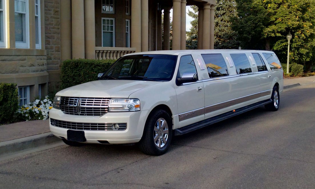 16 passengers Lincolin Navigator image